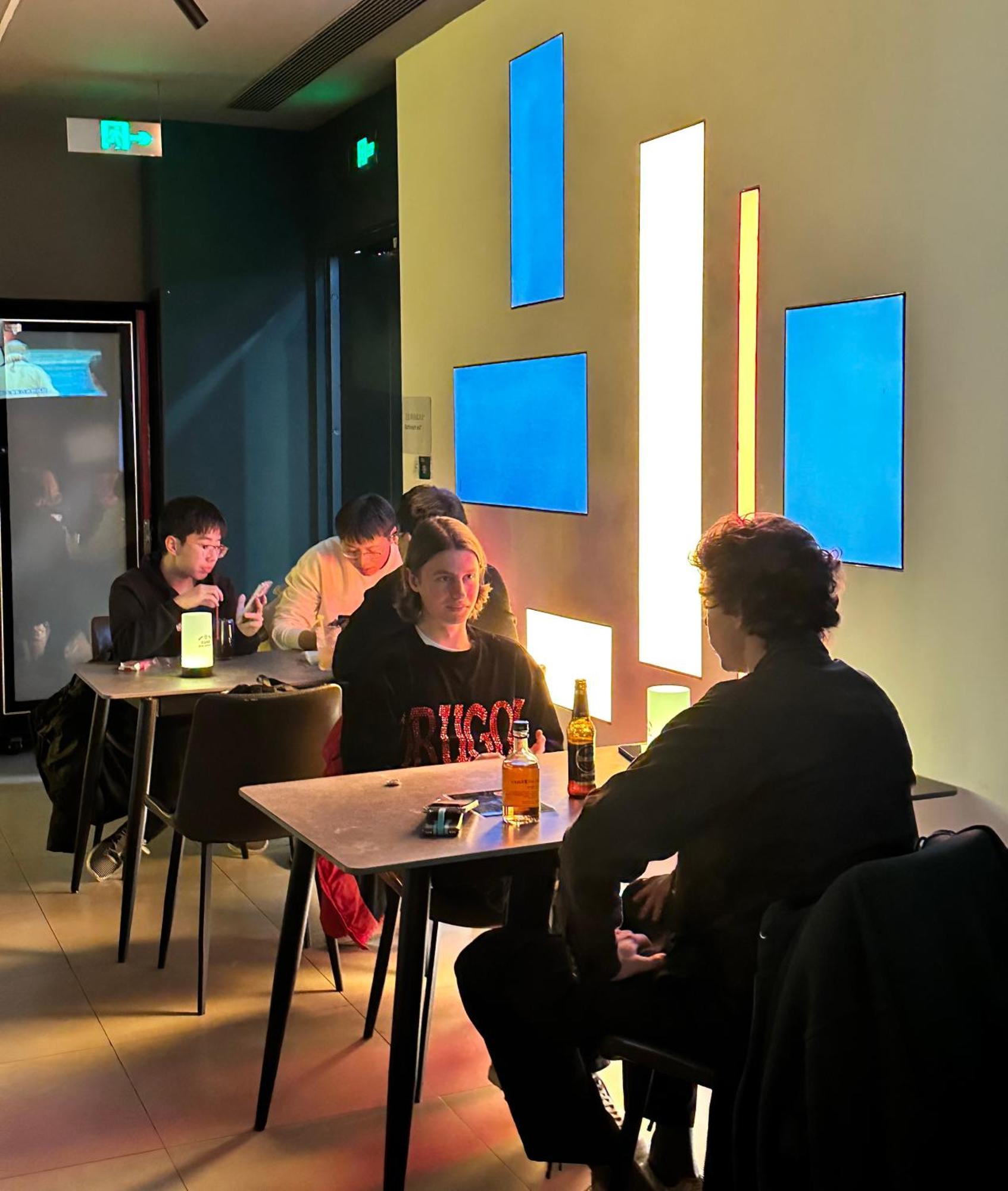 Dayin International Youth Hostel - Near East Nanjing Road & People'S Square & The Bund -Large Social Area -Bar -Cafe -Gym -Free Laundry Luggage Storage -24H Front Desk -English Service Shanghai Buitenkant foto