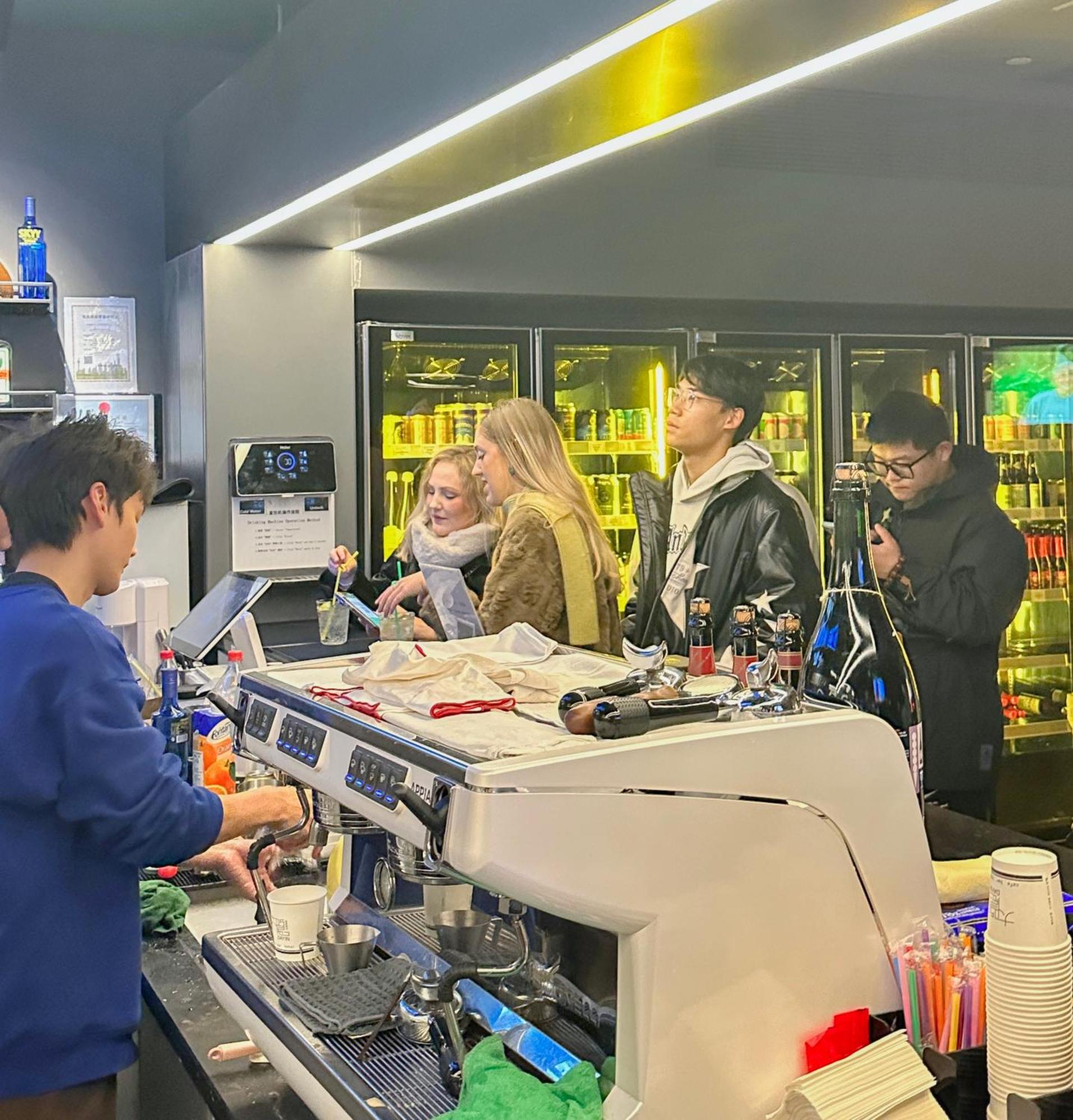 Dayin International Youth Hostel - Near East Nanjing Road & People'S Square & The Bund -Large Social Area -Bar -Cafe -Gym -Free Laundry Luggage Storage -24H Front Desk -English Service Shanghai Buitenkant foto